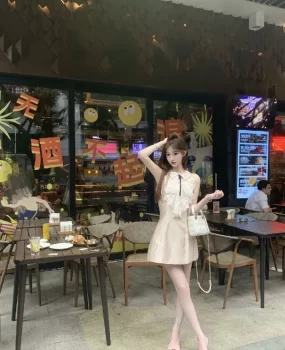 热情配合，极品04年白虎清纯小妹