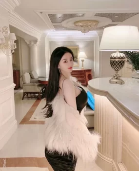 黑丝名媛配字母接着奏乐接着舞