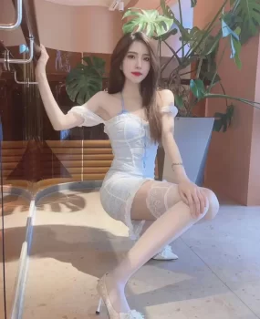 酒会上与御姐微微熏玩一夜情趣白丝诱惑