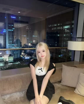 发廊刚刚来的叛逆00后水嫩洗头小妹