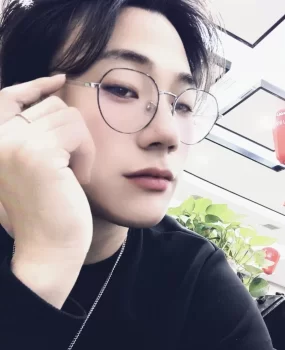 男模,长的还行