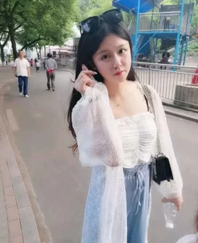 娇小型社会小妹,父母深圳打工,没人管自己不想上班