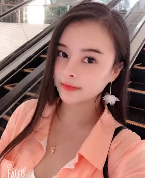 中等身高，丰满小妞