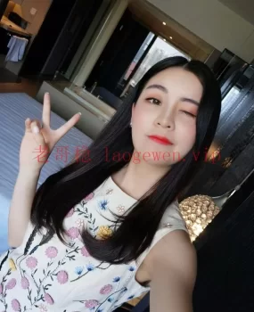 骚气少妇，清纯舞蹈学生妹，一字马高难度做姿势