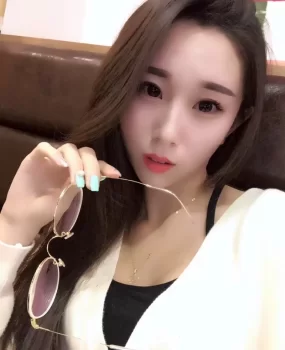 【广东深圳南山区华侨城附近】鱼缸内疯狂骑驾双马尾白虎妹汁多B紧