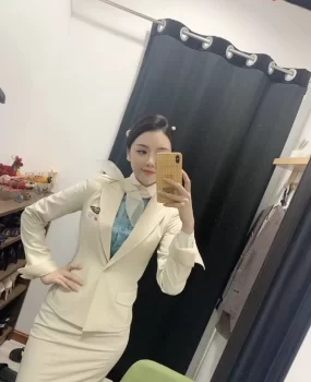 操了个气质女神，粉红粉嫩多汁，很乖很配合