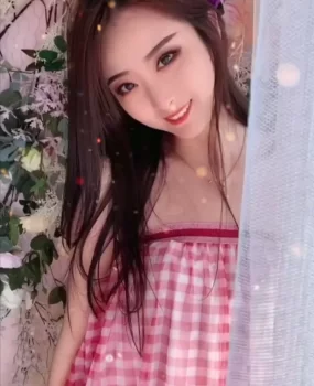 【广东—深圳】兼职小骚货，手把床，脚蹬墙，要看哥的? 巴有多长。牙咬紧，腿放松，艹的小妹，直吭声。