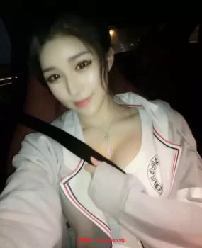 小妹妹b紧水多 叫声淫荡 一腿双玉 胸大腿长