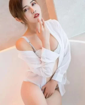 长衫下美腿翘臀我想亲吻她全身