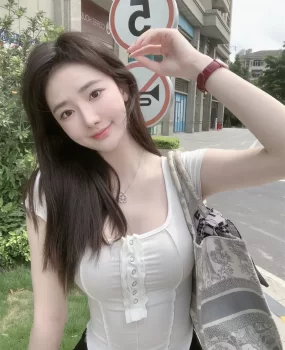 深圳福田区大胸兼职妹子，新年第一炮很舒服