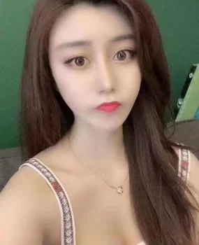 富森花园附近的一个妹子